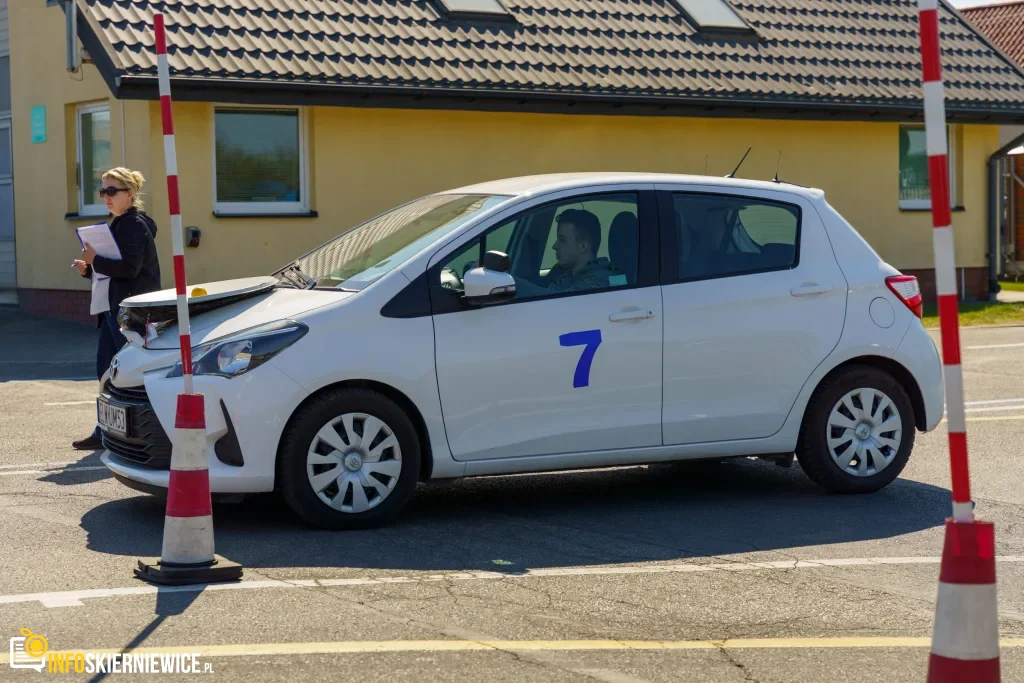 Uczestnicy XXVIII Ogólnopolskiego Młodzieżowego Turnieju Motoryzacyjnego w WORD Skierniewice podczas rywalizacji o awans do finału