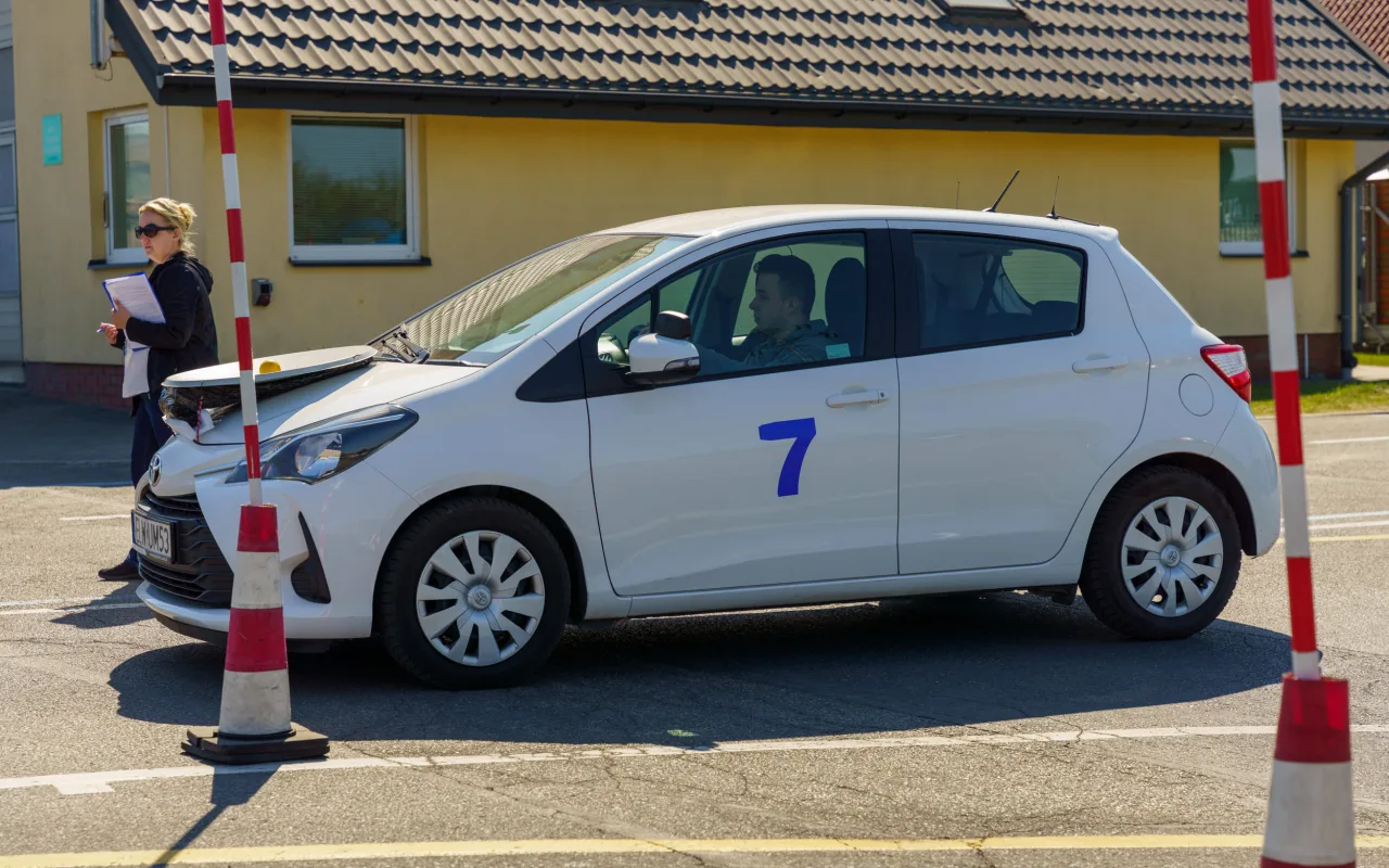 Uczestnicy XXVIII Ogólnopolskiego Młodzieżowego Turnieju Motoryzacyjnego w WORD Skierniewice podczas rywalizacji o awans do finału