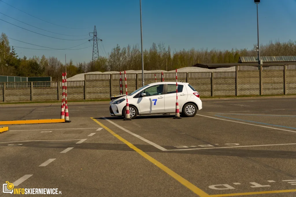 Uczestnicy XXVIII Ogólnopolskiego Młodzieżowego Turnieju Motoryzacyjnego w WORD Skierniewice podczas rywalizacji o awans do finału