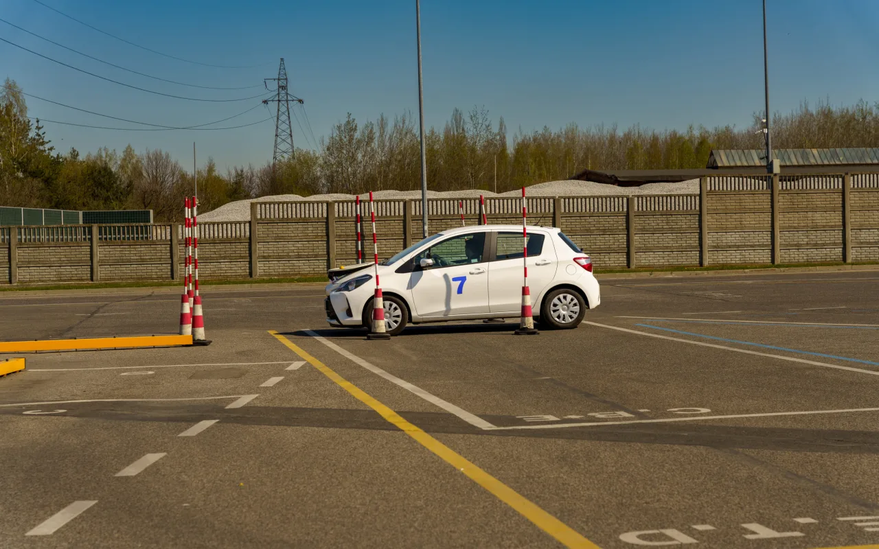 Uczestnicy XXVIII Ogólnopolskiego Młodzieżowego Turnieju Motoryzacyjnego w WORD Skierniewice podczas rywalizacji o awans do finału
