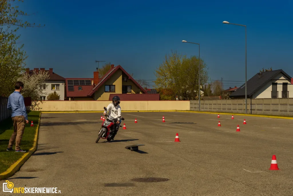 Uczestnicy XXVIII Ogólnopolskiego Młodzieżowego Turnieju Motoryzacyjnego w WORD Skierniewice podczas rywalizacji o awans do finału