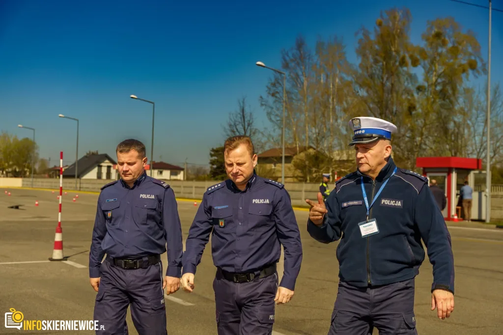 Uczestnicy XXVIII Ogólnopolskiego Młodzieżowego Turnieju Motoryzacyjnego w WORD Skierniewice podczas rywalizacji o awans do finału