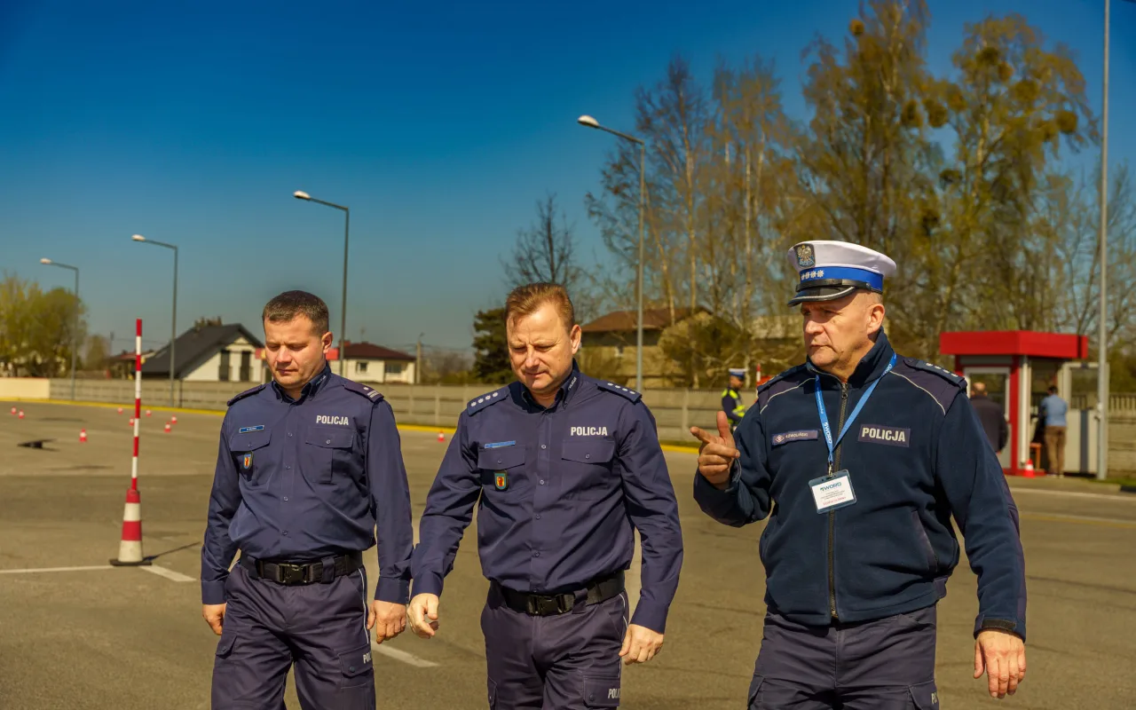 Uczestnicy XXVIII Ogólnopolskiego Młodzieżowego Turnieju Motoryzacyjnego w WORD Skierniewice podczas rywalizacji o awans do finału