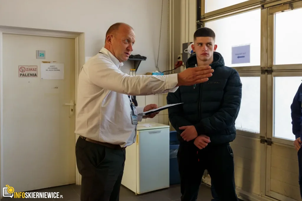 Uczestnicy XXVIII Ogólnopolskiego Młodzieżowego Turnieju Motoryzacyjnego w WORD Skierniewice podczas rywalizacji o awans do finału