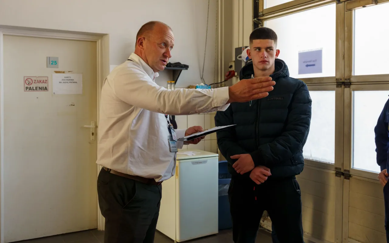 Uczestnicy XXVIII Ogólnopolskiego Młodzieżowego Turnieju Motoryzacyjnego w WORD Skierniewice podczas rywalizacji o awans do finału