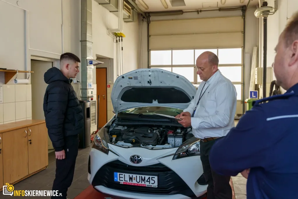 Uczestnicy XXVIII Ogólnopolskiego Młodzieżowego Turnieju Motoryzacyjnego w WORD Skierniewice podczas rywalizacji o awans do finału
