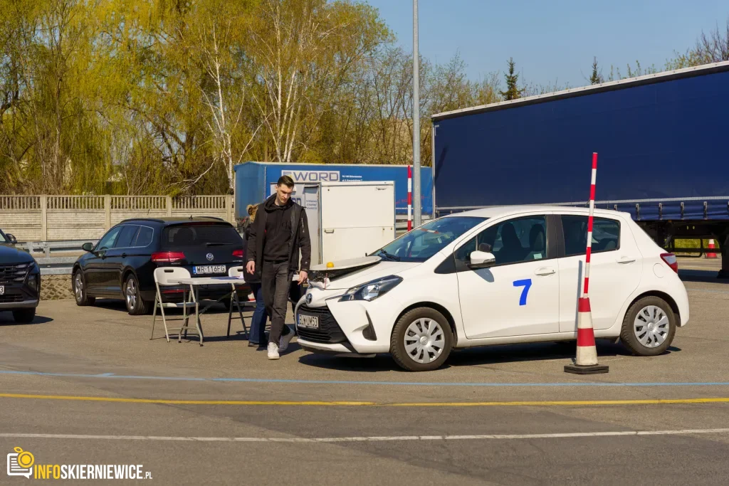 Uczestnicy XXVIII Ogólnopolskiego Młodzieżowego Turnieju Motoryzacyjnego w WORD Skierniewice podczas rywalizacji o awans do finału