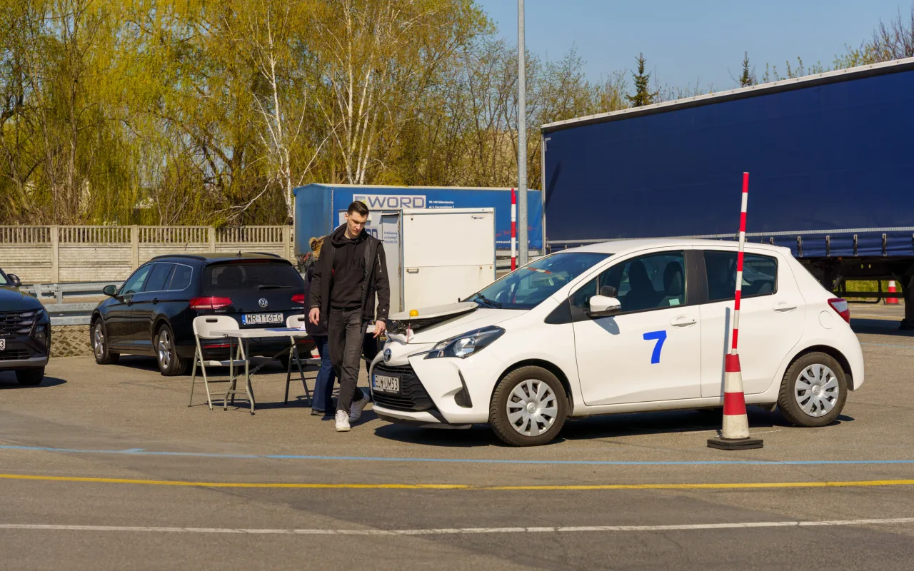 Uczestnicy XXVIII Ogólnopolskiego Młodzieżowego Turnieju Motoryzacyjnego w WORD Skierniewice podczas rywalizacji o awans do finału