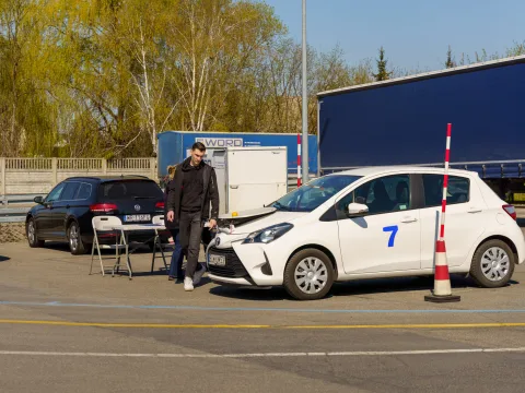 Uczestnicy XXVIII Ogólnopolskiego Młodzieżowego Turnieju Motoryzacyjnego w WORD Skierniewice podczas rywalizacji o awans do finału