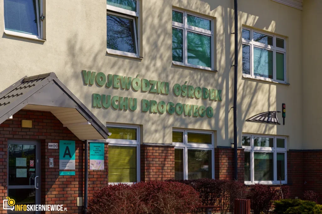 Uczestnicy XXVIII Ogólnopolskiego Młodzieżowego Turnieju Motoryzacyjnego w WORD Skierniewice podczas rywalizacji o awans do finału