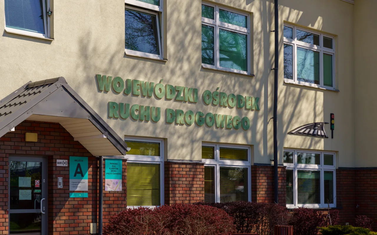 Uczestnicy XXVIII Ogólnopolskiego Młodzieżowego Turnieju Motoryzacyjnego w WORD Skierniewice podczas rywalizacji o awans do finału