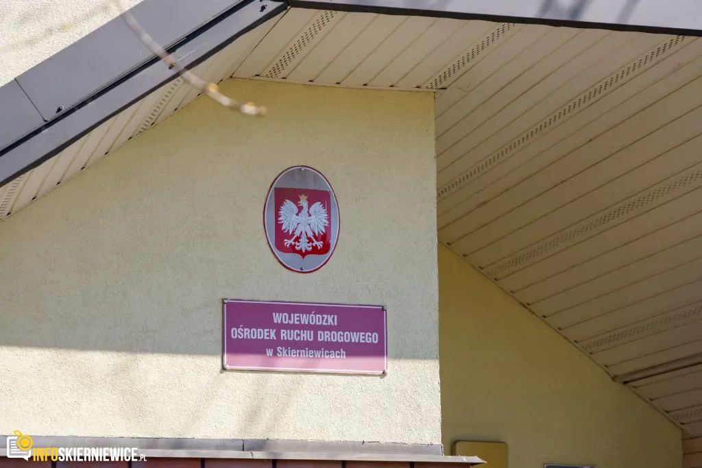 Uczestnicy XXVIII Ogólnopolskiego Młodzieżowego Turnieju Motoryzacyjnego w WORD Skierniewice podczas rywalizacji o awans do finału