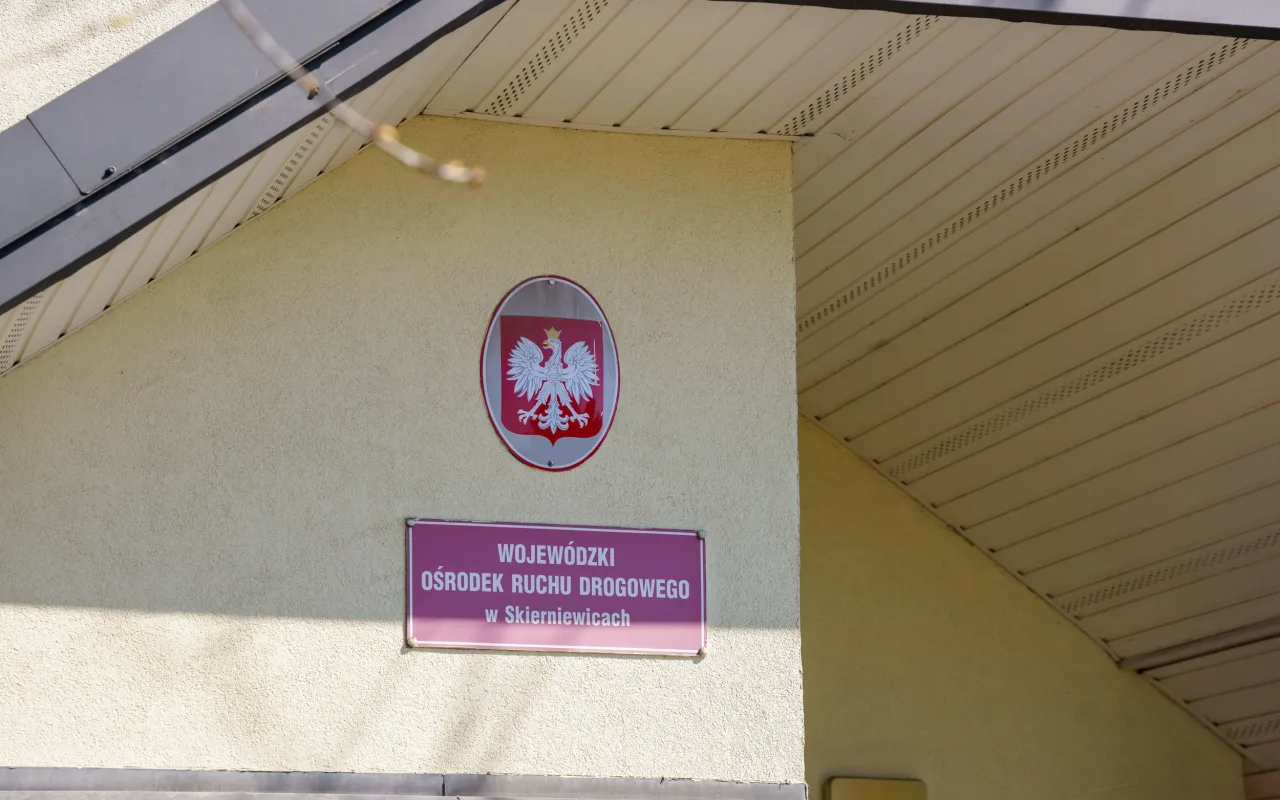 Uczestnicy XXVIII Ogólnopolskiego Młodzieżowego Turnieju Motoryzacyjnego w WORD Skierniewice podczas rywalizacji o awans do finału