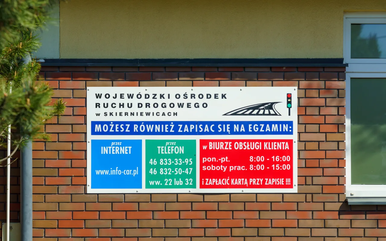 Uczestnicy XXVIII Ogólnopolskiego Młodzieżowego Turnieju Motoryzacyjnego w WORD Skierniewice podczas rywalizacji o awans do finału