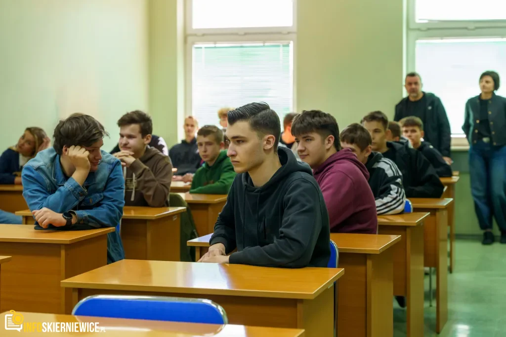 Uczestnicy XXVIII Ogólnopolskiego Młodzieżowego Turnieju Motoryzacyjnego w WORD Skierniewice podczas rywalizacji o awans do finału