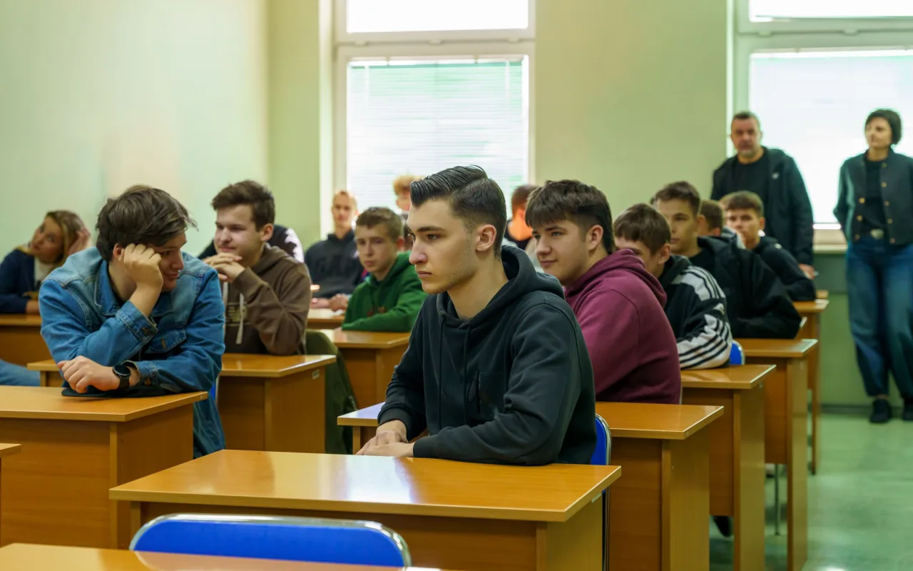 Uczestnicy XXVIII Ogólnopolskiego Młodzieżowego Turnieju Motoryzacyjnego w WORD Skierniewice podczas rywalizacji o awans do finału