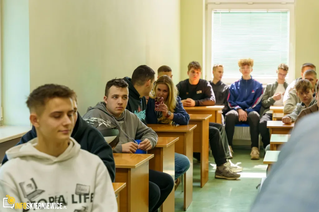 Uczestnicy XXVIII Ogólnopolskiego Młodzieżowego Turnieju Motoryzacyjnego w WORD Skierniewice podczas rywalizacji o awans do finału