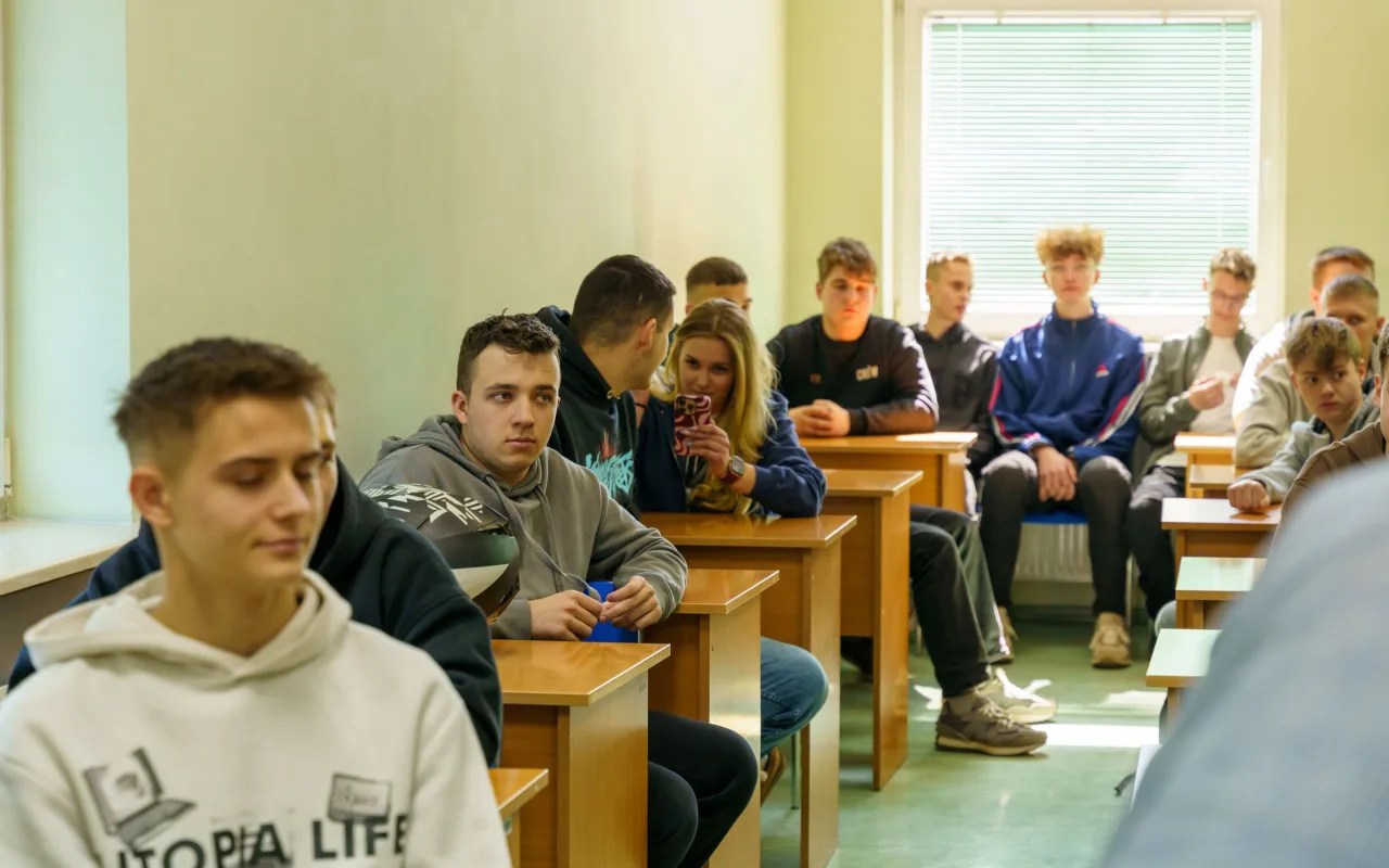 Uczestnicy XXVIII Ogólnopolskiego Młodzieżowego Turnieju Motoryzacyjnego w WORD Skierniewice podczas rywalizacji o awans do finału