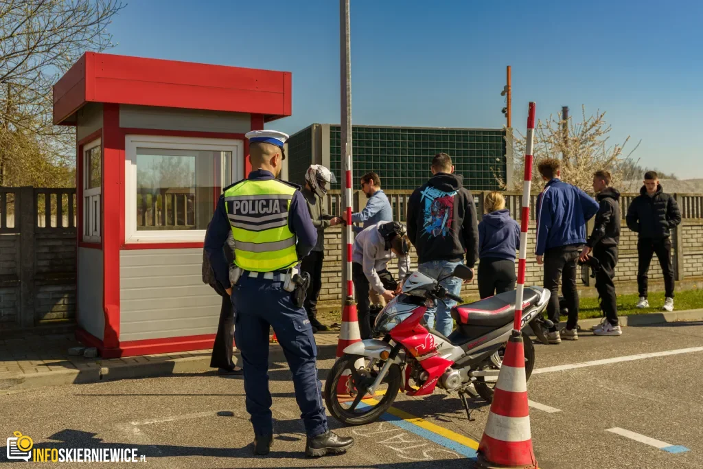Uczestnicy XXVIII Ogólnopolskiego Młodzieżowego Turnieju Motoryzacyjnego w WORD Skierniewice podczas rywalizacji o awans do finału