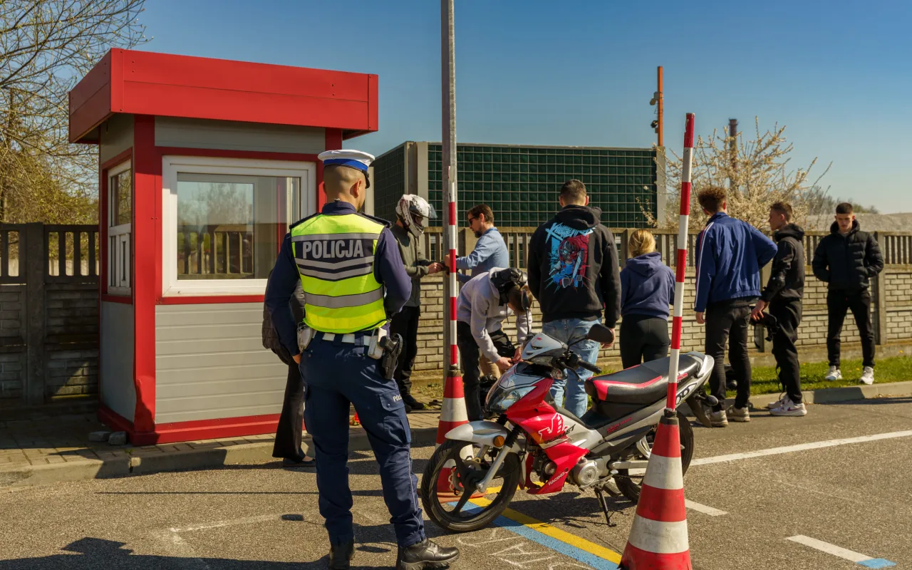Uczestnicy XXVIII Ogólnopolskiego Młodzieżowego Turnieju Motoryzacyjnego w WORD Skierniewice podczas rywalizacji o awans do finału