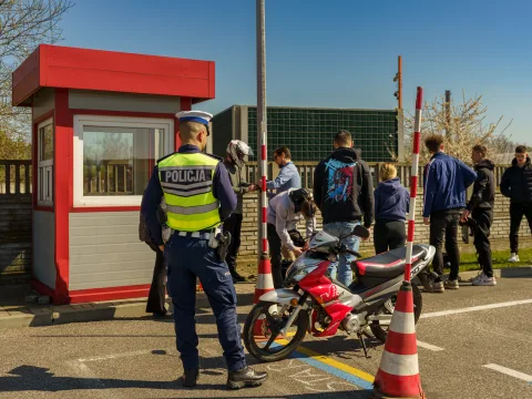 Uczestnicy XXVIII Ogólnopolskiego Młodzieżowego Turnieju Motoryzacyjnego w WORD Skierniewice podczas rywalizacji o awans do finału