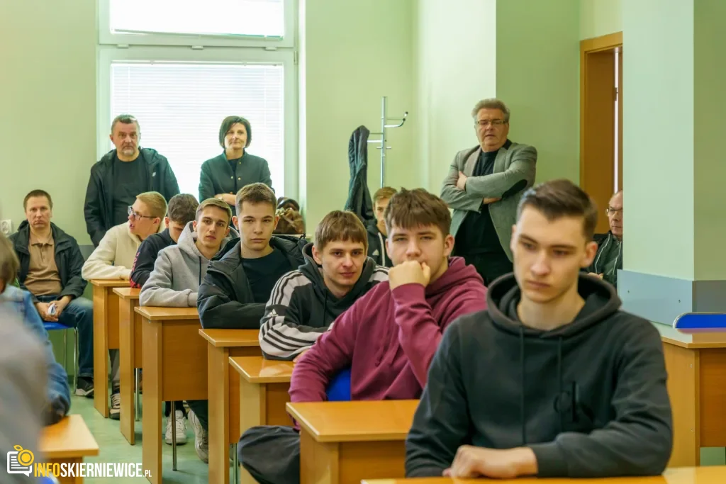 Uczestnicy XXVIII Ogólnopolskiego Młodzieżowego Turnieju Motoryzacyjnego w WORD Skierniewice podczas rywalizacji o awans do finału