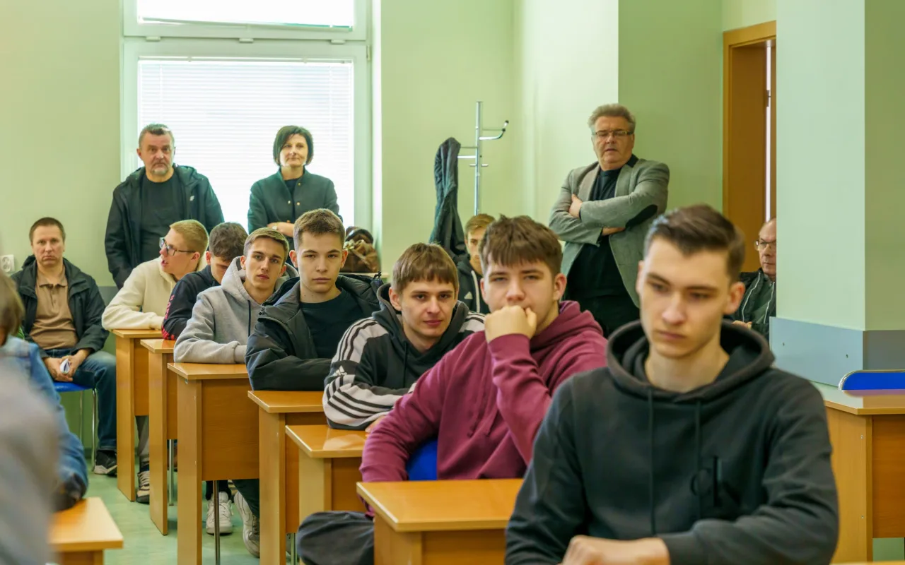 Uczestnicy XXVIII Ogólnopolskiego Młodzieżowego Turnieju Motoryzacyjnego w WORD Skierniewice podczas rywalizacji o awans do finału