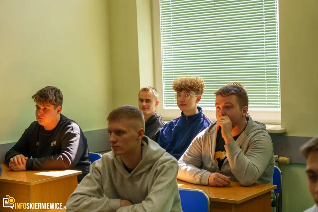 Uczestnicy XXVIII Ogólnopolskiego Młodzieżowego Turnieju Motoryzacyjnego w WORD Skierniewice podczas rywalizacji o awans do finału