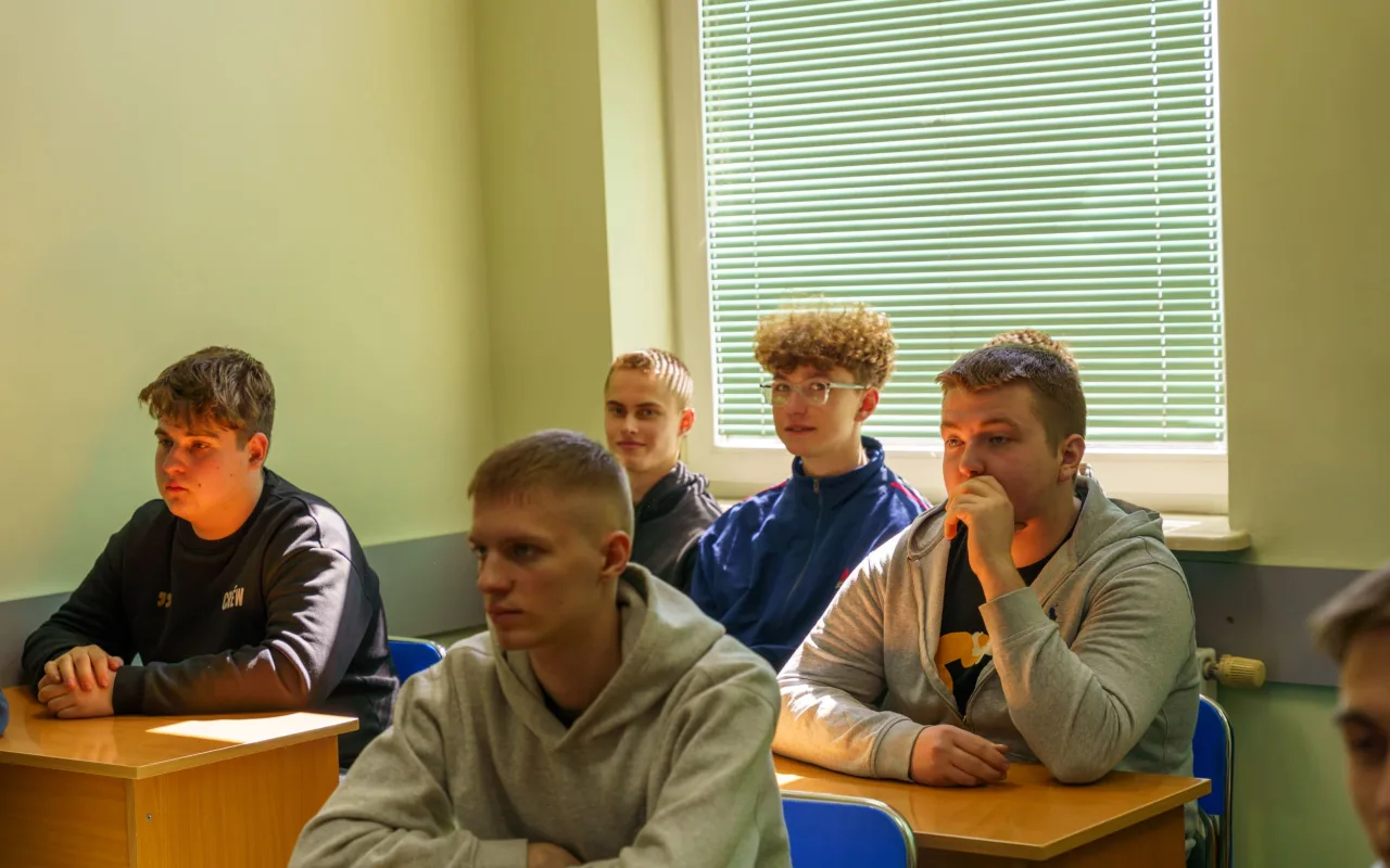 Uczestnicy XXVIII Ogólnopolskiego Młodzieżowego Turnieju Motoryzacyjnego w WORD Skierniewice podczas rywalizacji o awans do finału