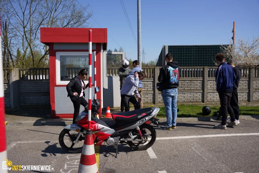 Uczestnicy XXVIII Ogólnopolskiego Młodzieżowego Turnieju Motoryzacyjnego w WORD Skierniewice podczas rywalizacji o awans do finału
