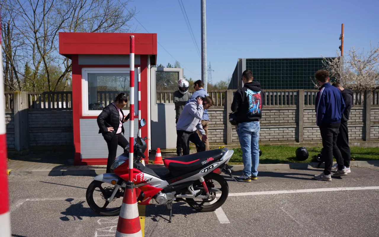 Uczestnicy XXVIII Ogólnopolskiego Młodzieżowego Turnieju Motoryzacyjnego w WORD Skierniewice podczas rywalizacji o awans do finału