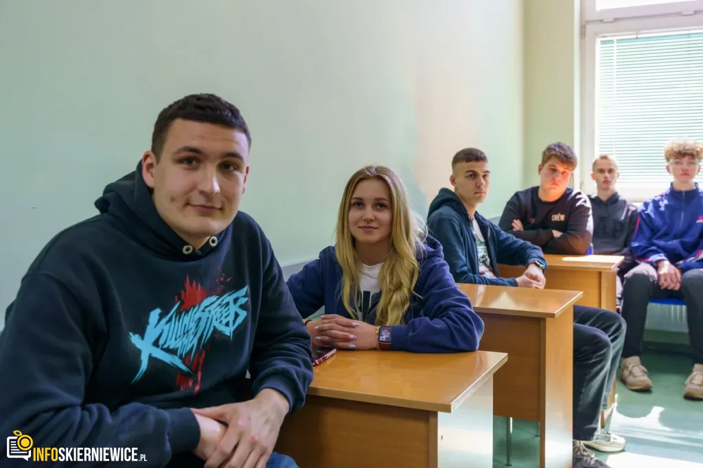 Młodzi mistrzowie kierownicy w Skierniewicach. „Mechanik” dominuje w turnieju, a sześć drużyn rusza na finał do Sieradza 1 Uczestnicy XXVIII Ogólnopolskiego Młodzieżowego Turnieju Motoryzacyjnego w WORD Skierniewice podczas rywalizacji o awans do finału