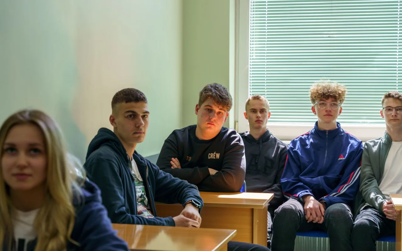 Grupa młodych ludzi w klasie.
