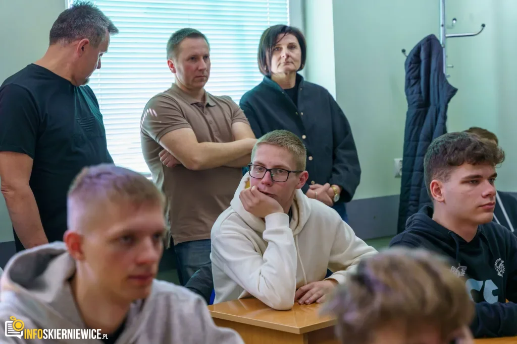 Młodzi mistrzowie kierownicy w Skierniewicach. „Mechanik” dominuje w turnieju, a sześć drużyn rusza na finał do Sieradza 38 Uczestnicy XXVIII Ogólnopolskiego Młodzieżowego Turnieju Motoryzacyjnego w WORD Skierniewice podczas rywalizacji o awans do finału