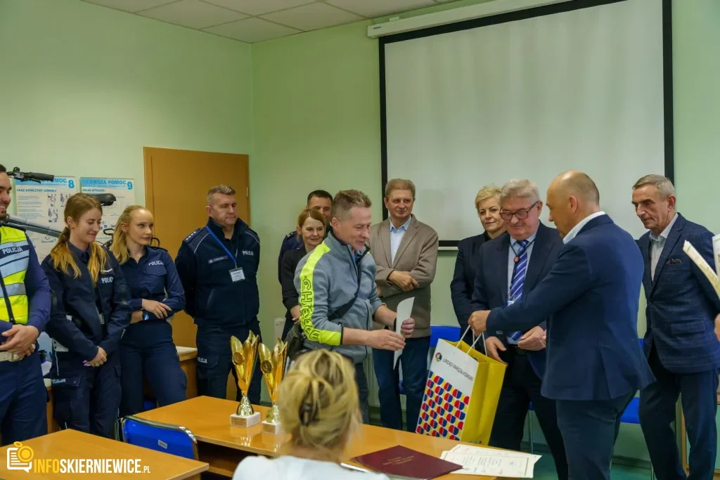 Młodzi mistrzowie kierownicy w Skierniewicach. „Mechanik” dominuje w turnieju, a sześć drużyn rusza na finał do Sieradza 1 Uczestnicy XXVIII Ogólnopolskiego Młodzieżowego Turnieju Motoryzacyjnego w WORD Skierniewice podczas rywalizacji o awans do finału