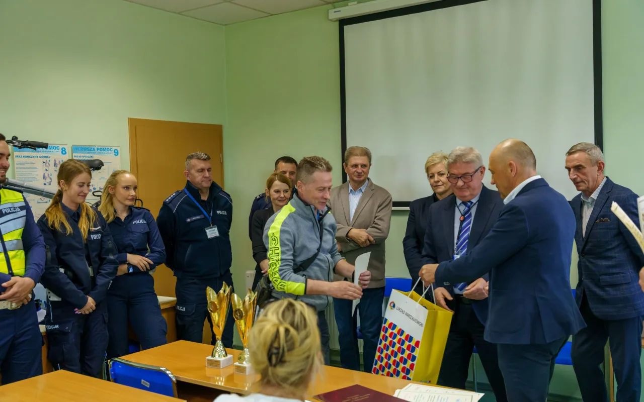 Uczestnicy XXVIII Ogólnopolskiego Młodzieżowego Turnieju Motoryzacyjnego w WORD Skierniewice podczas rywalizacji o awans do finału