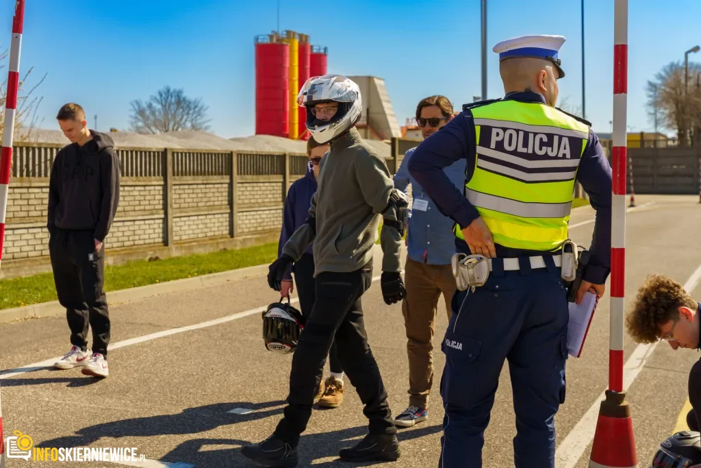 Uczestnicy XXVIII Ogólnopolskiego Młodzieżowego Turnieju Motoryzacyjnego w WORD Skierniewice podczas rywalizacji o awans do finału