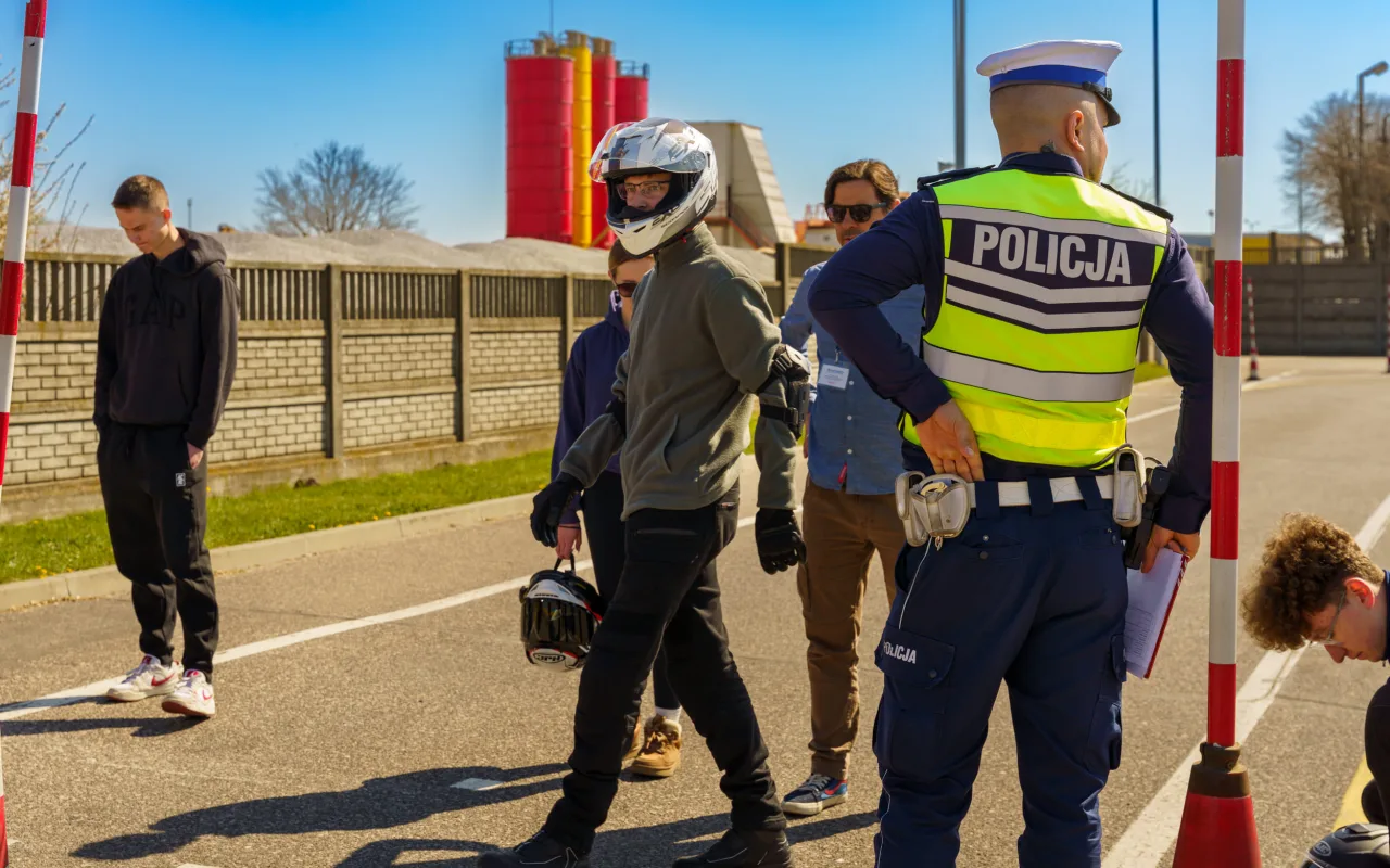 Uczestnicy XXVIII Ogólnopolskiego Młodzieżowego Turnieju Motoryzacyjnego w WORD Skierniewice podczas rywalizacji o awans do finału
