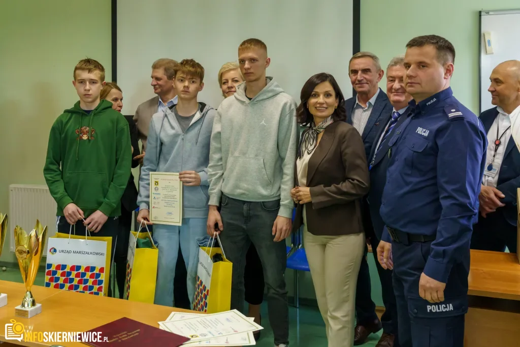 Uczestnicy XXVIII Ogólnopolskiego Młodzieżowego Turnieju Motoryzacyjnego w WORD Skierniewice podczas rywalizacji o awans do finału