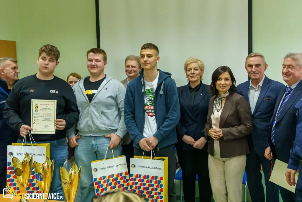 Uczestnicy XXVIII Ogólnopolskiego Młodzieżowego Turnieju Motoryzacyjnego w WORD Skierniewice podczas rywalizacji o awans do finału