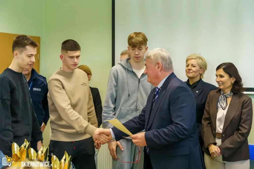 Uczestnicy XXVIII Ogólnopolskiego Młodzieżowego Turnieju Motoryzacyjnego w WORD Skierniewice podczas rywalizacji o awans do finału
