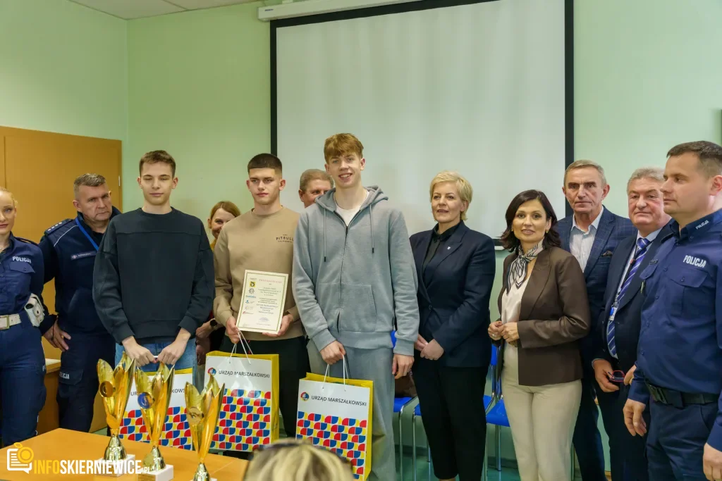 Młodzi mistrzowie kierownicy w Skierniewicach. „Mechanik” dominuje w turnieju, a sześć drużyn rusza na finał do Sieradza 1 Uczestnicy XXVIII Ogólnopolskiego Młodzieżowego Turnieju Motoryzacyjnego w WORD Skierniewice podczas rywalizacji o awans do finału