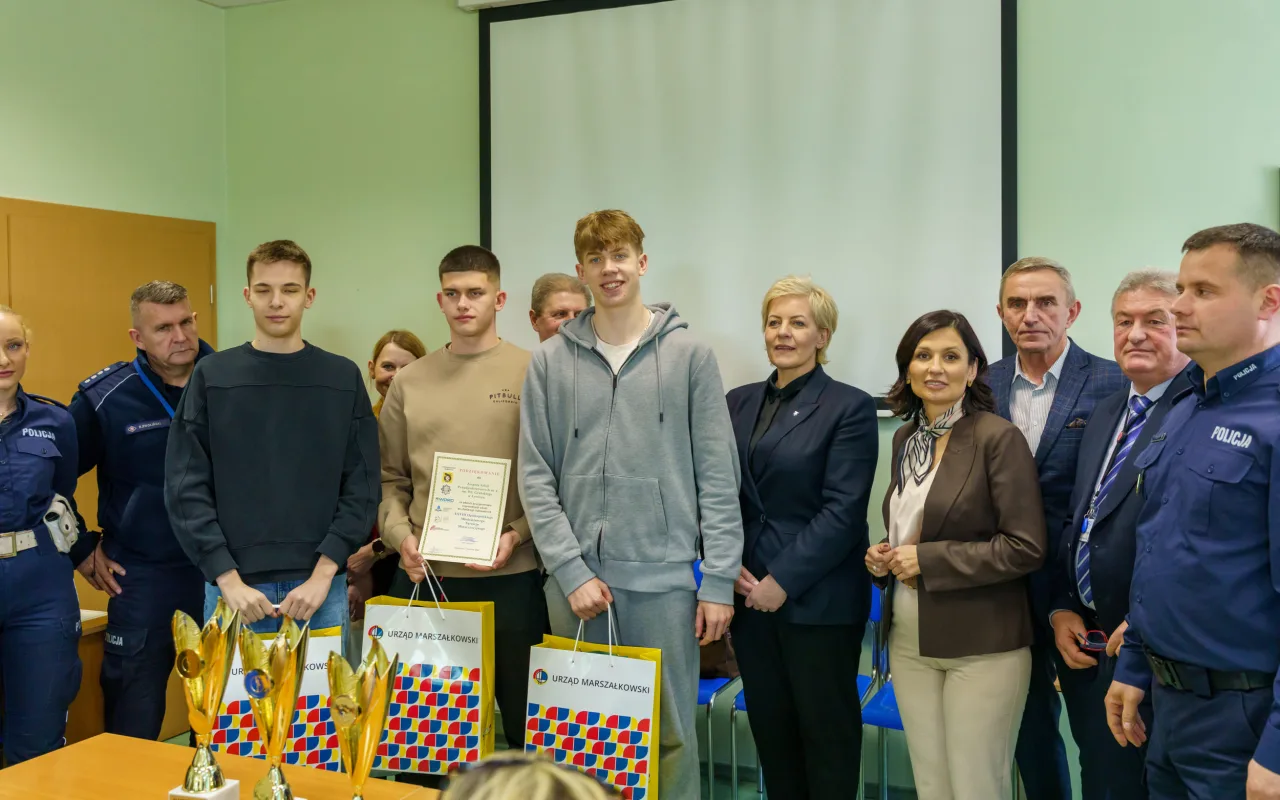 Uczestnicy XXVIII Ogólnopolskiego Młodzieżowego Turnieju Motoryzacyjnego w WORD Skierniewice podczas rywalizacji o awans do finału
