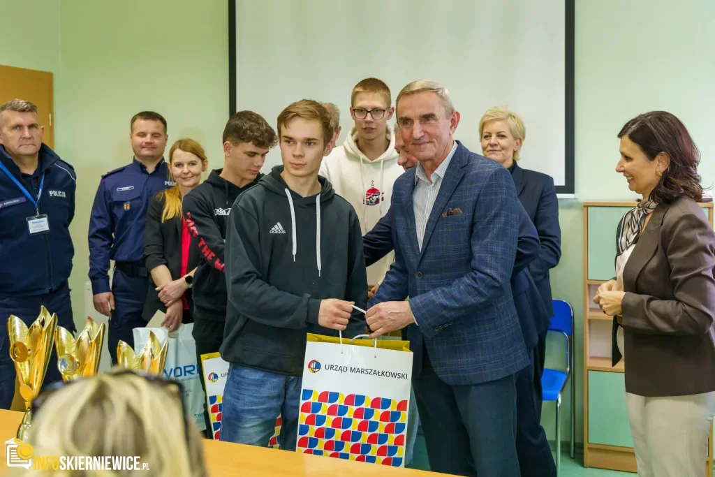 Uczestnicy XXVIII Ogólnopolskiego Młodzieżowego Turnieju Motoryzacyjnego w WORD Skierniewice podczas rywalizacji o awans do finału