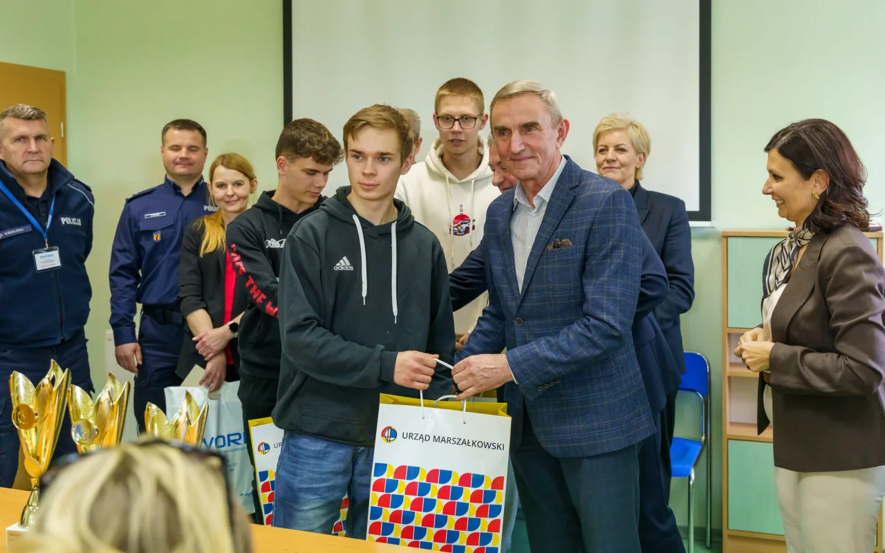 Uczestnicy XXVIII Ogólnopolskiego Młodzieżowego Turnieju Motoryzacyjnego w WORD Skierniewice podczas rywalizacji o awans do finału