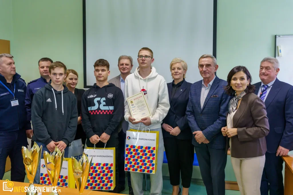 Uczestnicy XXVIII Ogólnopolskiego Młodzieżowego Turnieju Motoryzacyjnego w WORD Skierniewice podczas rywalizacji o awans do finału