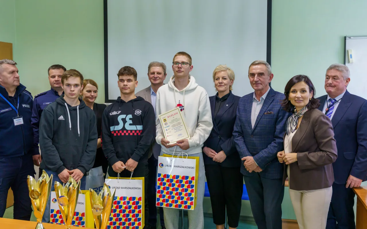 Uczestnicy XXVIII Ogólnopolskiego Młodzieżowego Turnieju Motoryzacyjnego w WORD Skierniewice podczas rywalizacji o awans do finału