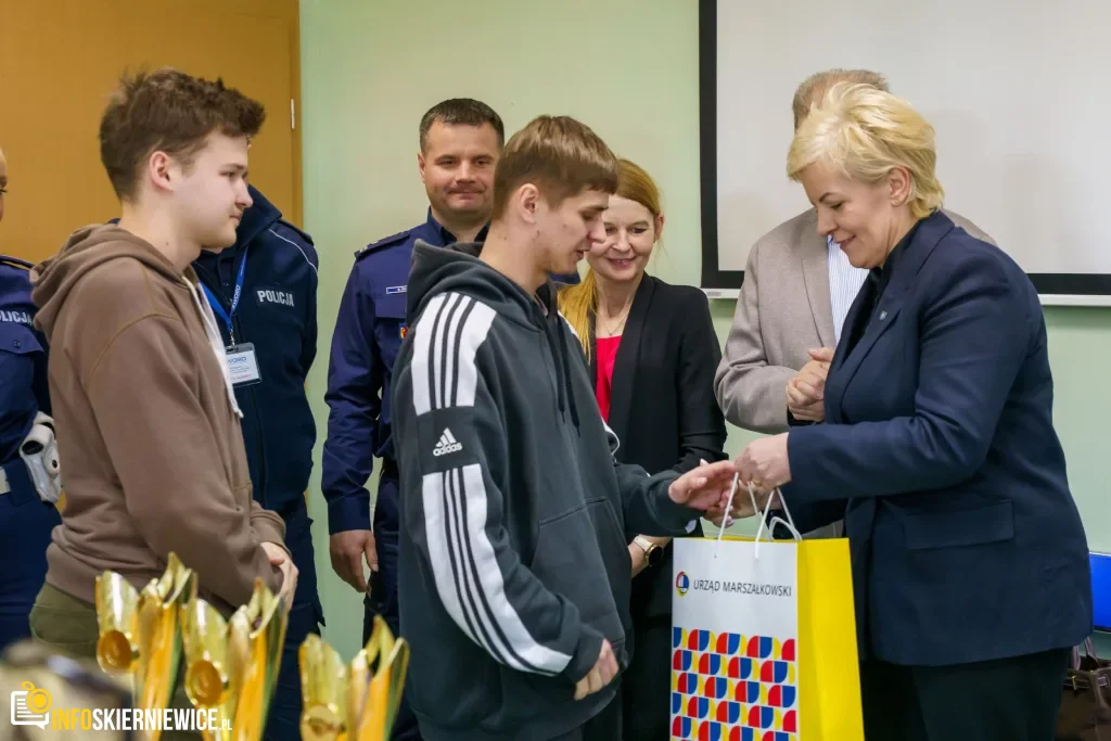 Młodzi mistrzowie kierownicy w Skierniewicach. „Mechanik” dominuje w turnieju, a sześć drużyn rusza na finał do Sieradza 1 Uczestnicy XXVIII Ogólnopolskiego Młodzieżowego Turnieju Motoryzacyjnego w WORD Skierniewice podczas rywalizacji o awans do finału