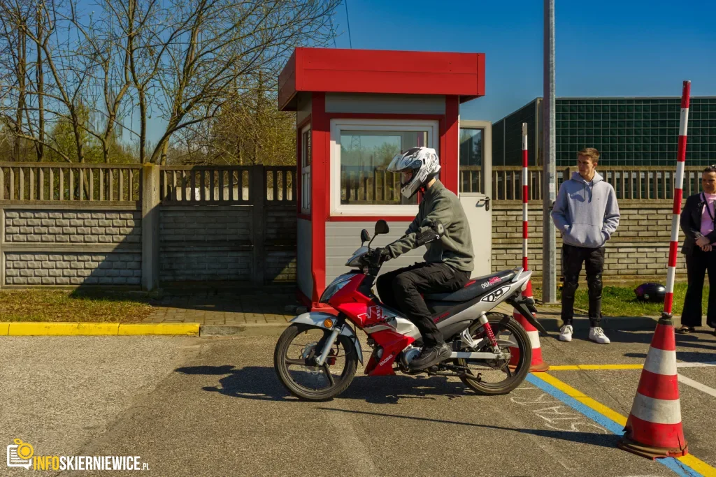 Uczestnicy XXVIII Ogólnopolskiego Młodzieżowego Turnieju Motoryzacyjnego w WORD Skierniewice podczas rywalizacji o awans do finału