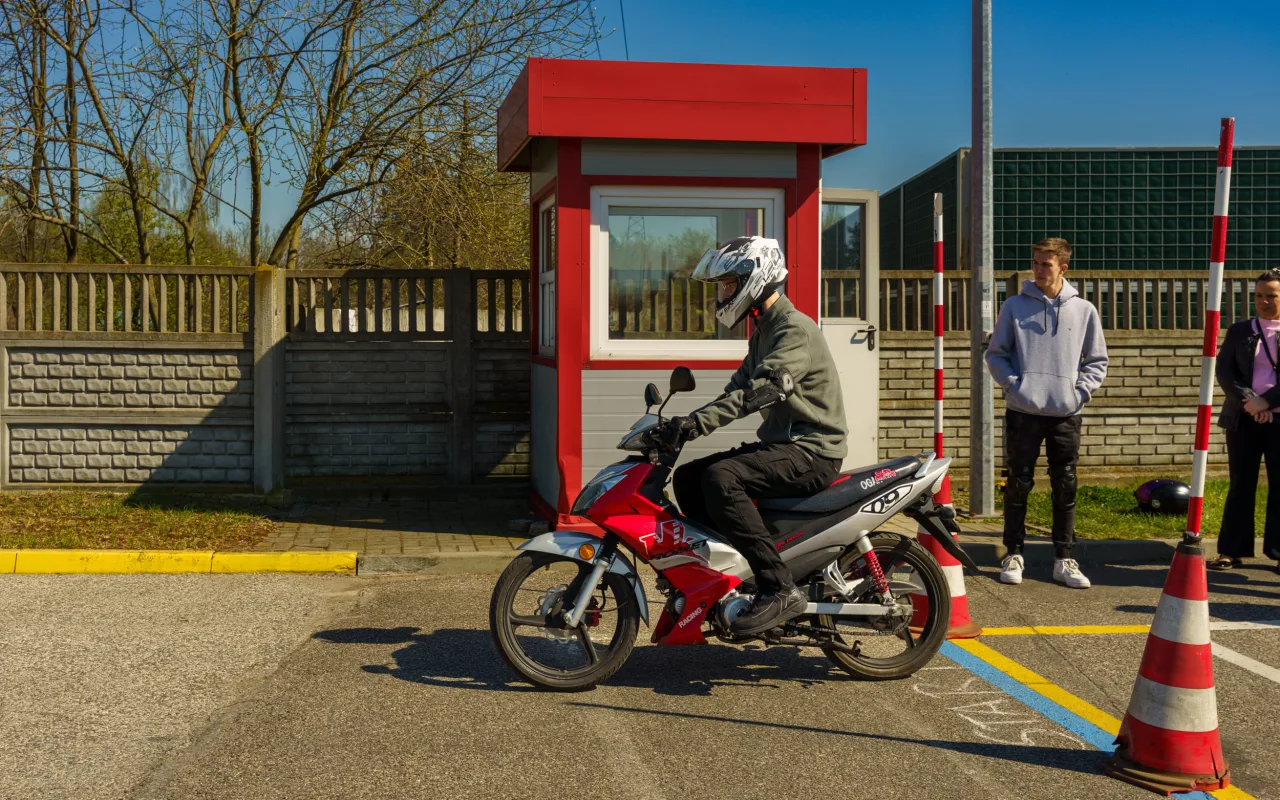 Uczestnicy XXVIII Ogólnopolskiego Młodzieżowego Turnieju Motoryzacyjnego w WORD Skierniewice podczas rywalizacji o awans do finału